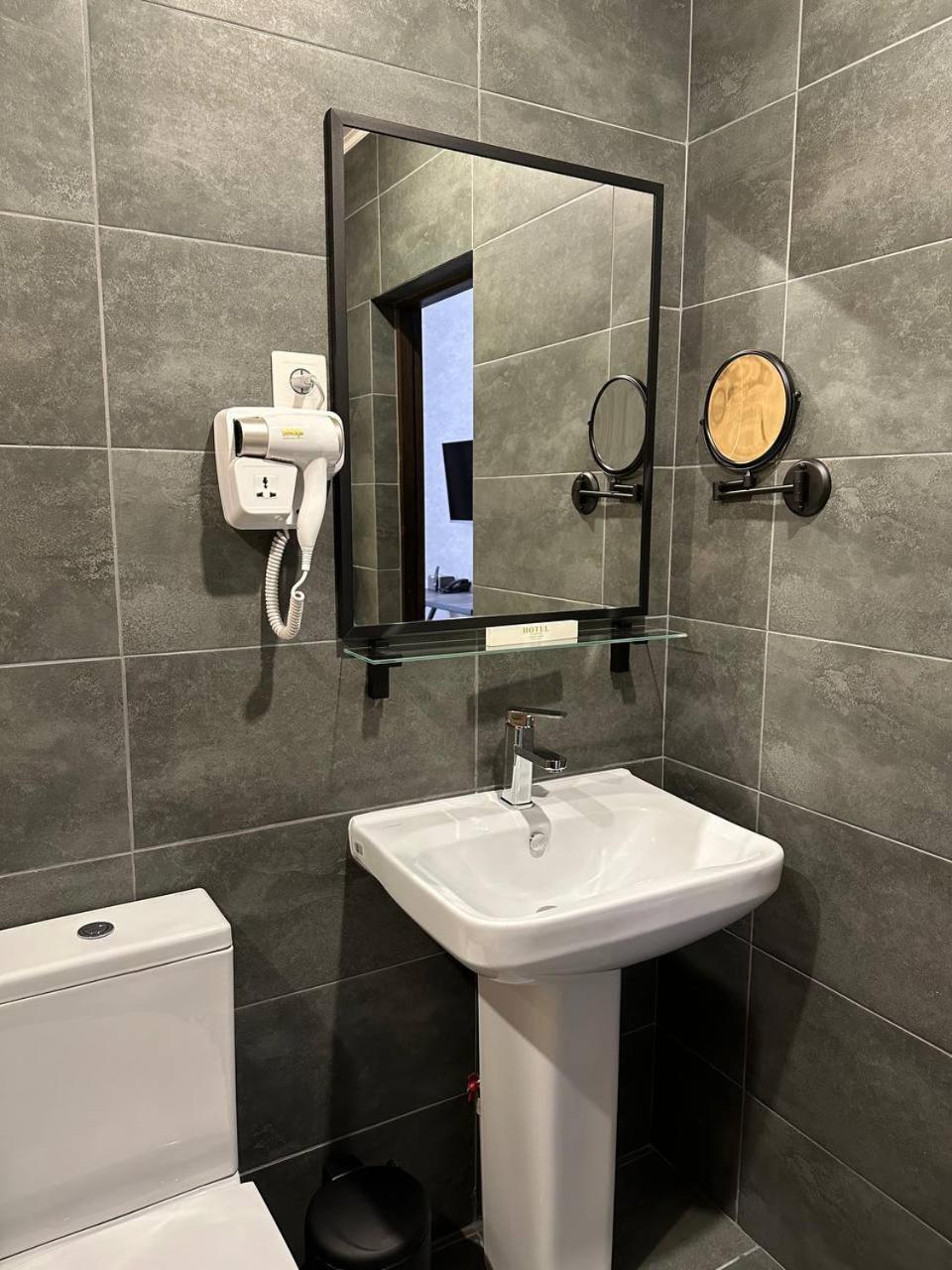 טרז Grand Way Hotel מראה חיצוני תמונה