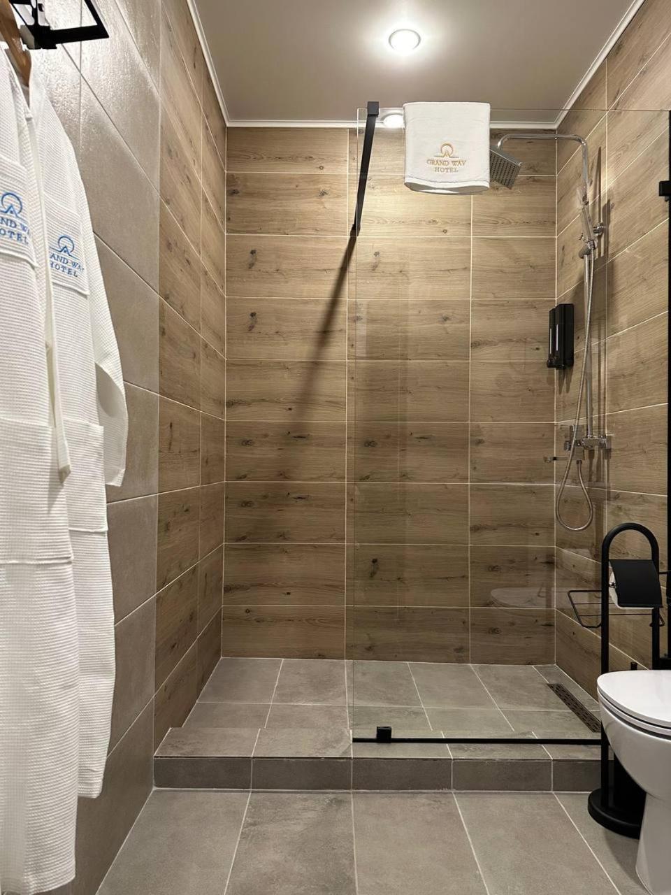 טרז Grand Way Hotel מראה חיצוני תמונה