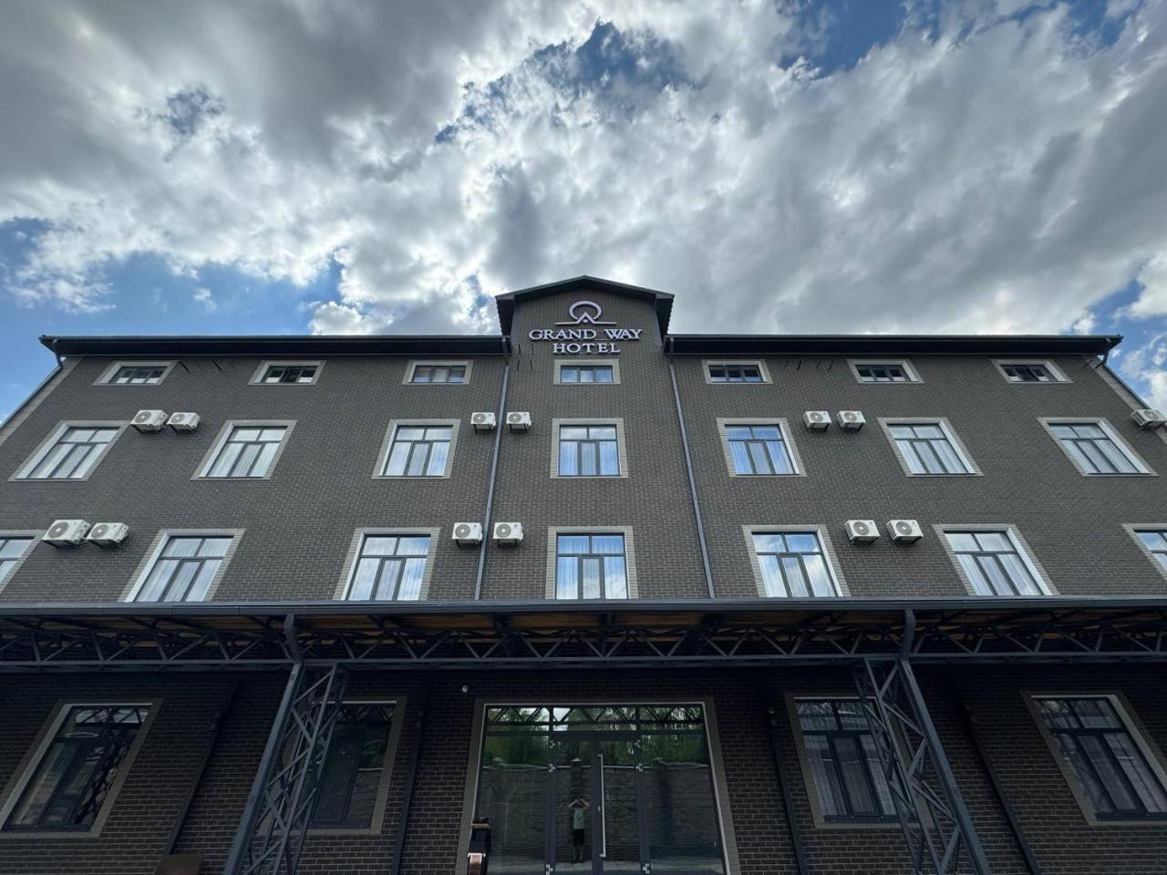 טרז Grand Way Hotel מראה חיצוני תמונה
